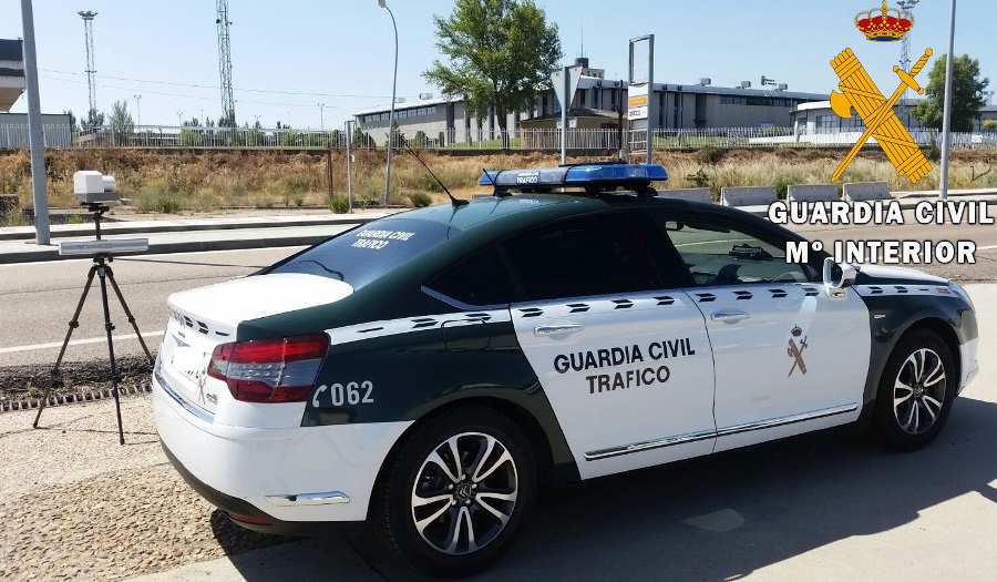La Guardia Civil realiza controles con cinemómetros, tanto fijos como móviles