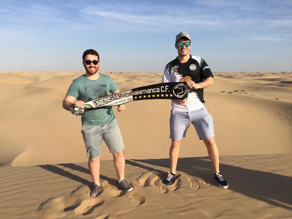 Los hermanos Cuadrado, en medio del desierto con una bufanda de Unionistas
