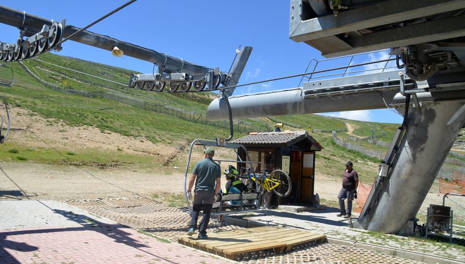 Telesillas en la estación de esquí de La Covatilla / FOTO DE ARCHIVO