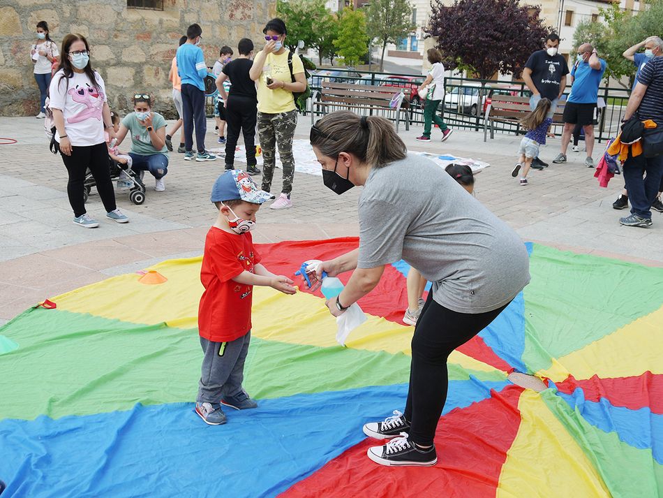 Actividad de la Ciudad de los Niños celebrada en la plaza - Ayto. Carbajosa