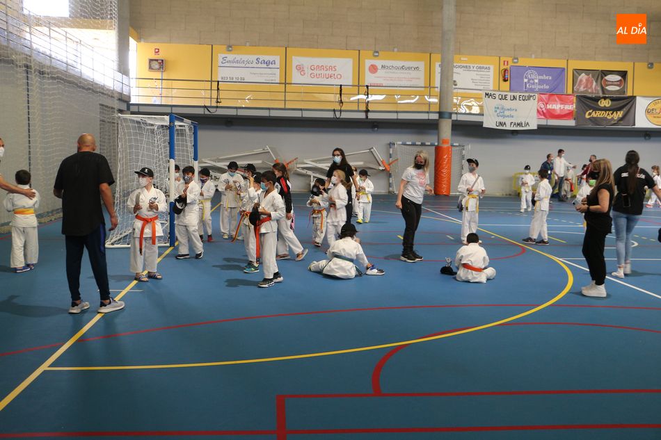 Foto 6 - Un centenar de jóvenes karatecas disputan el campeonato provincial de edades en Guijuelo
