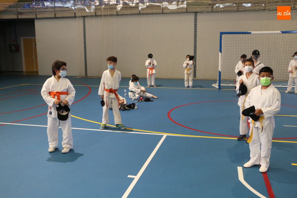 Foto 5 - Un centenar de jóvenes karatecas disputan el campeonato provincial de edades en Guijuelo