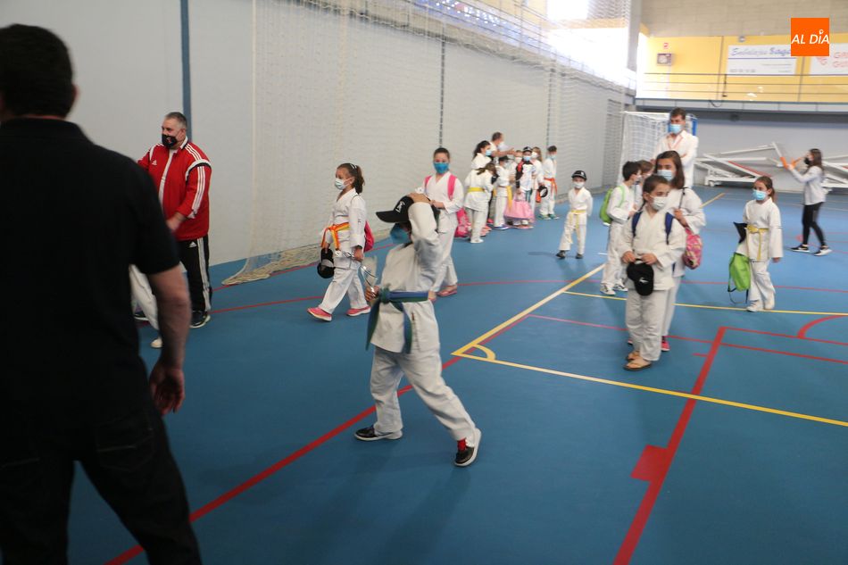 Foto 3 - Un centenar de jóvenes karatecas disputan el campeonato provincial de edades en Guijuelo