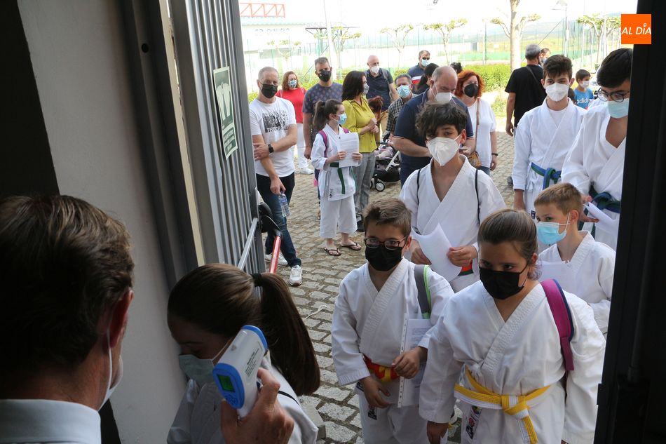 Foto 2 - Un centenar de jóvenes karatecas disputan el campeonato provincial de edades en Guijuelo