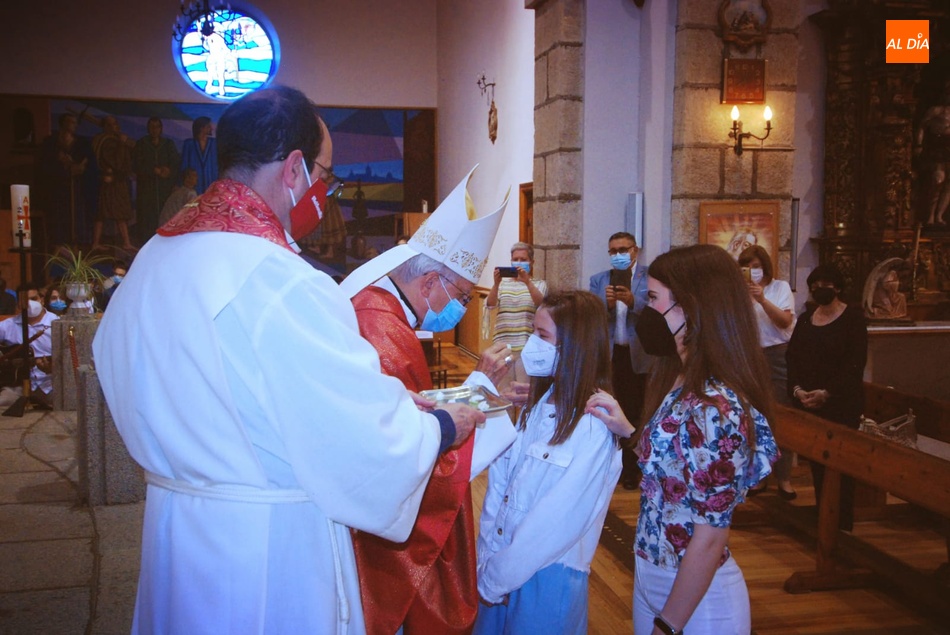 Foto 5 - Seis jóvenes se confirman en la Parroquia de San Cristóbal  