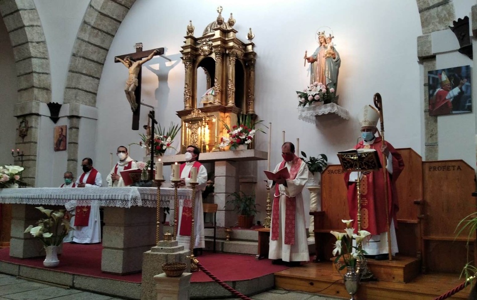 Foto 2 - Seis jóvenes se confirman en la Parroquia de San Cristóbal  