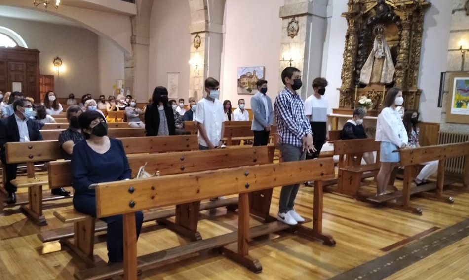 Foto 3 - Seis jóvenes se confirman en la Parroquia de San Cristóbal  
