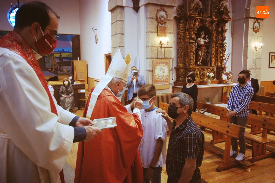 Foto 4 - Seis jóvenes se confirman en la Parroquia de San Cristóbal  