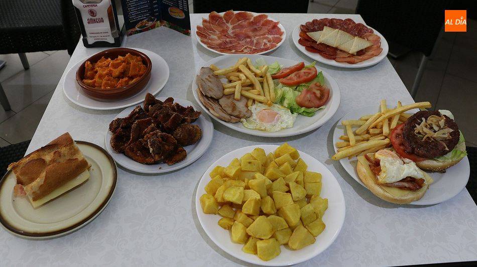 Hamburguesas, platos combinados, pizzas, bocadillos y todo lo imaginable en raciones, desde cachopo a patatas bravas o jeta