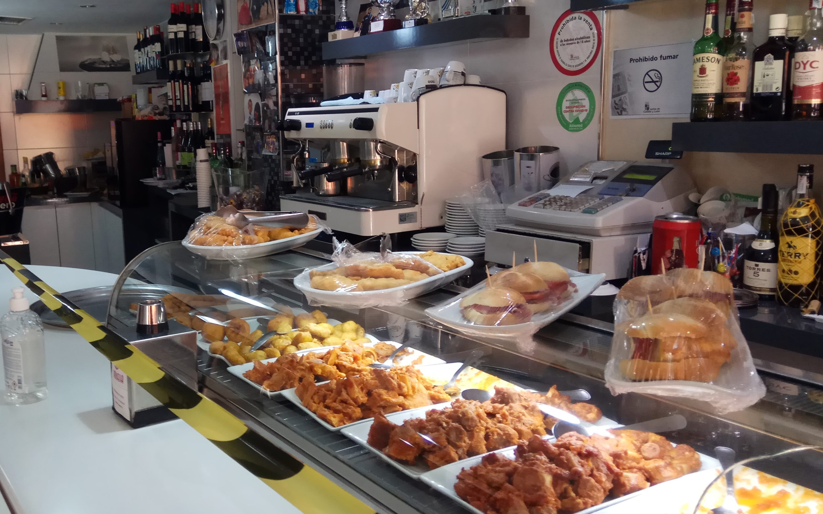 Foto 3 - Cafetería Amnesia te lleva tu pedido de comida rápida a casa en Vitigudino cuando tú elijas  
