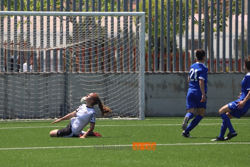 Foto 3 - Dura derrota del Salamanca UDS Femenino en el último partido de Sergio Mata (1-5)