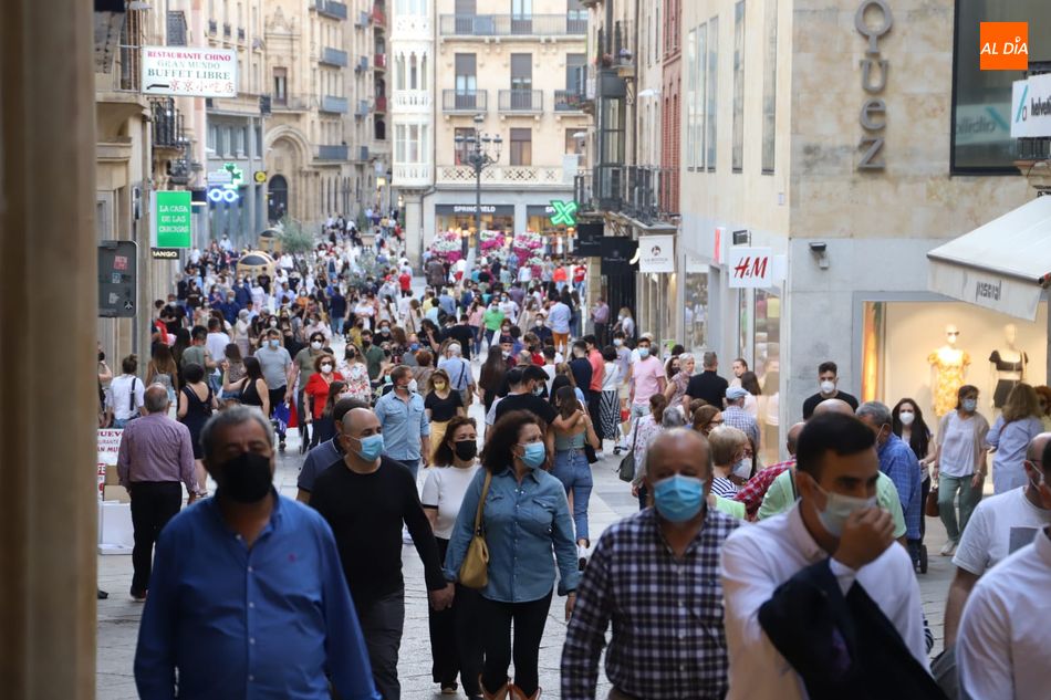 Viandantes en la calle Toro, en el centro de la ciudad de Salamanca. Foto de Lydia González