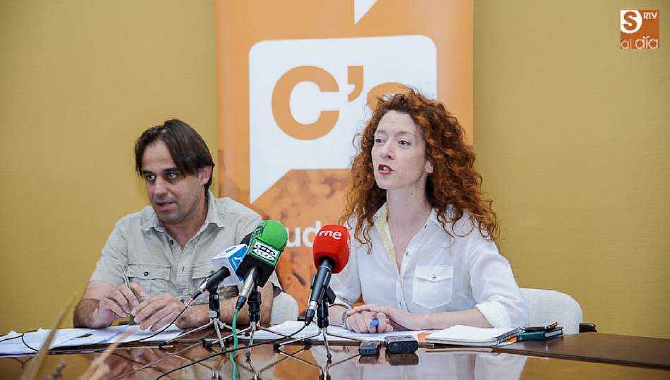 Ana Suárez y Fernando Castaño, concejales de Cs en el Ayuntamiento de Salamanca, en una rueda de prensa anterior a la pandemia. Foto de archivo