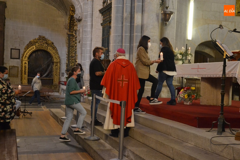 Foto 6 - Cáritas pide en su ‘Círculo del Silencio’ en el Claustro de la Catedral “no pasar de...