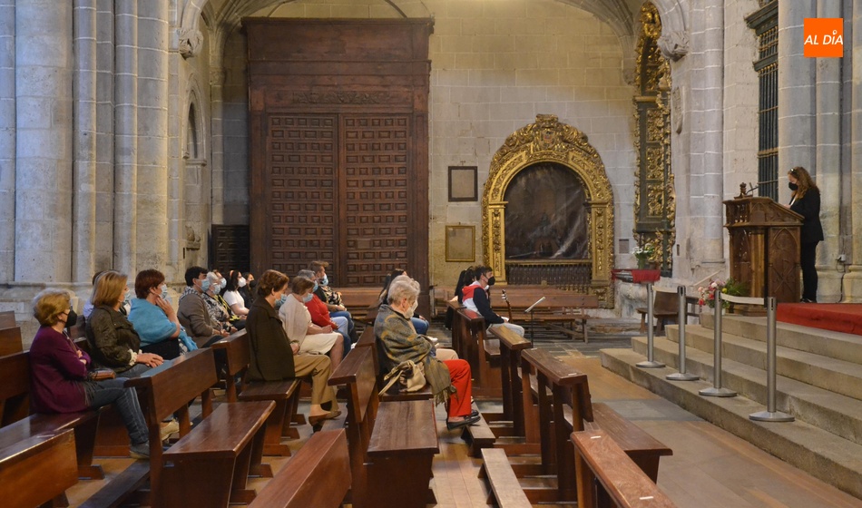Foto 2 - Cáritas pide en su ‘Círculo del Silencio’ en el Claustro de la Catedral “no pasar de...