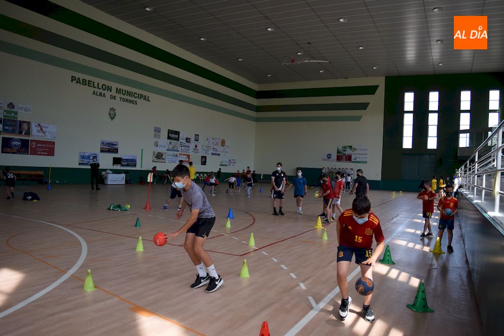 Foto 3 - Más de sesenta niños y niñas participan en la jornada de balonmano impartida por el Club...