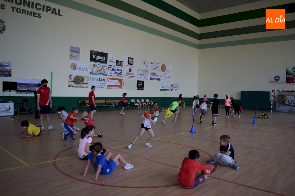 Foto 2 - Más de sesenta niños y niñas participan en la jornada de balonmano impartida por el Club...