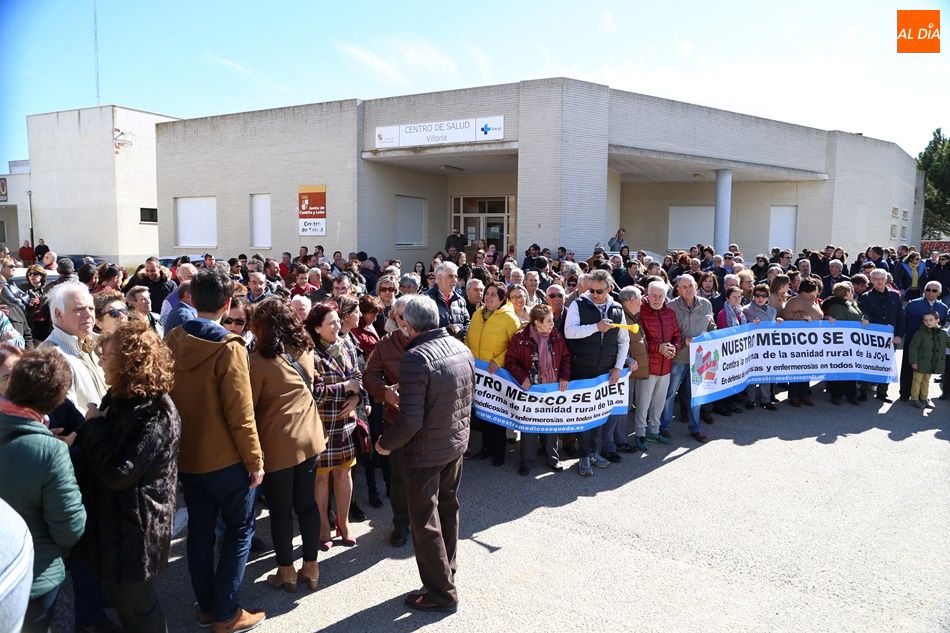 Foto 6 - Vecinos de Las Villas protestan contra el “desmantelamiento de la sanidad rural”