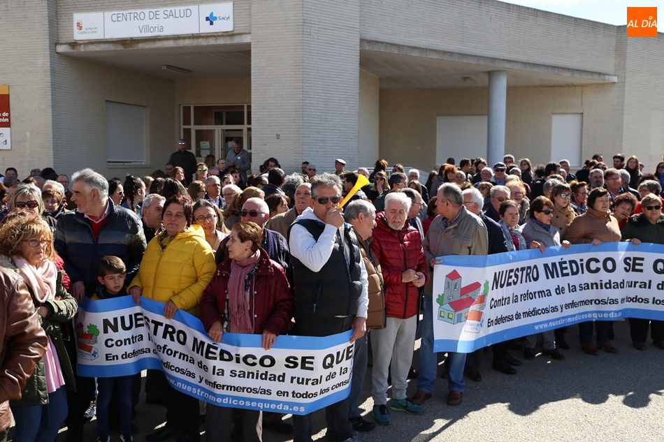 Foto 4 - Vecinos de Las Villas protestan contra el “desmantelamiento de la sanidad rural”