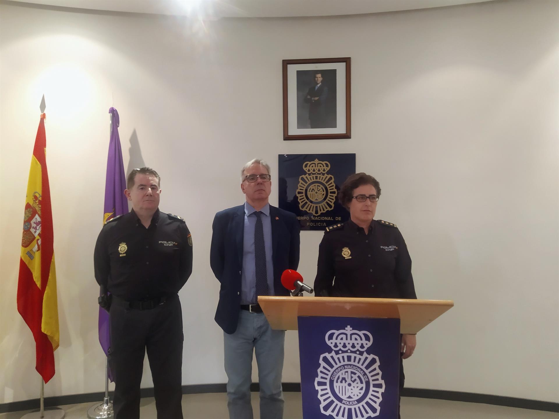 La comisaria de Palencia, Monserrat Marín, acompañada del subdelegado del Gobierno, Ángel Miguel Gutiérrez (centro) informa sobre un caso de presunto aborto