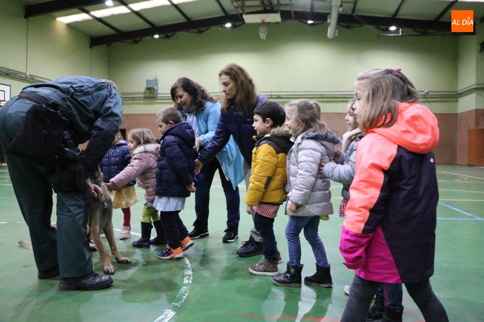 Foto 5 - La Guardia Civil se acerca en Vitigudino a los alumnos del CEIP Manuel Moreno Blanco  