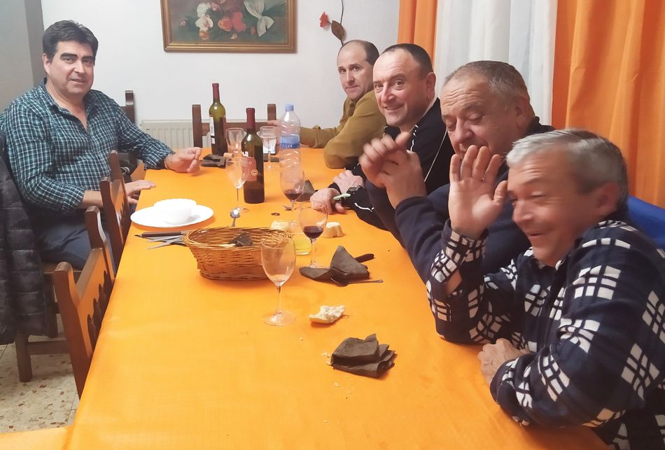 Foto 2 - Cerca de 40 hombres celebran una cena de ‘Águedos’ en El Sahugo  