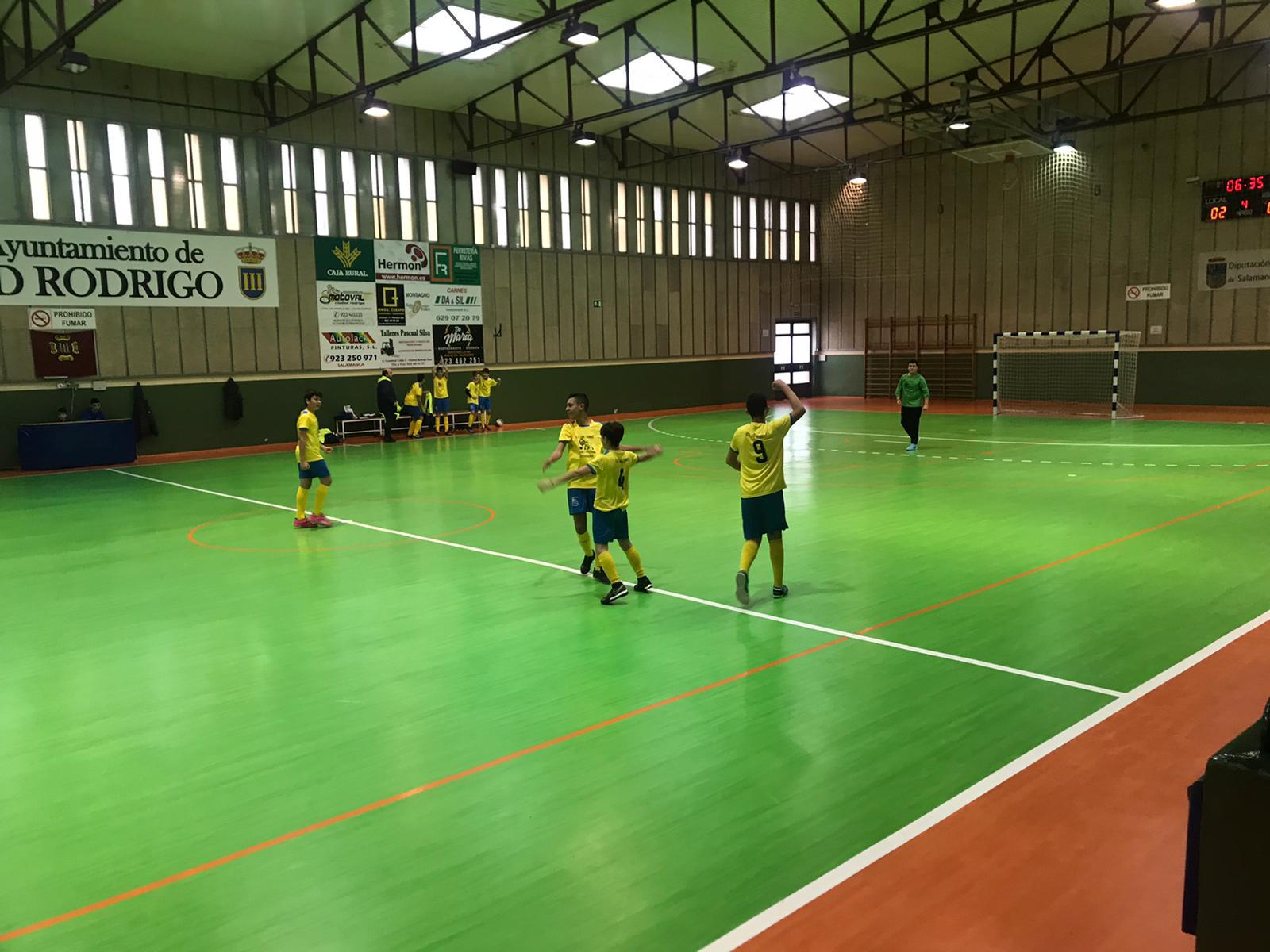 Foto 2 - El equipo infantil del CD Los Leones de Vitigudino se proclama en Ciudad Rodrigo campeón de la 1ª ...