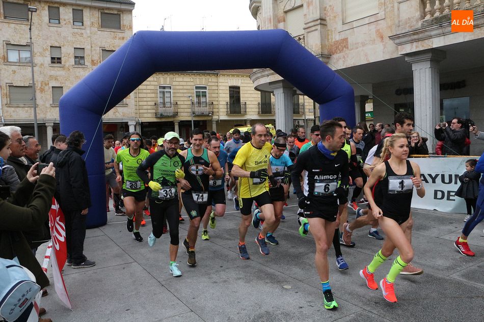 Los corredores toman la salida de la VI Media Maratón y VI Vuelta a Guijuelo