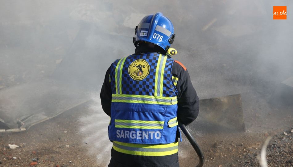 Intevención de un bombero del Ayuntamiento de Salamanca. Foto de archivo