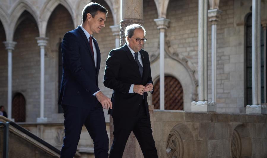 El presidente de la Generalitat, Quim Torra (dech) y el presidente del Gobierno, Pedro Sánchez (izq), a su llegada al Palau de la Generalitat. Foto de Marc Brugat - EP