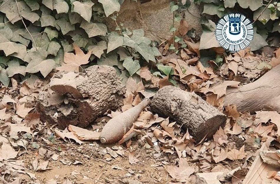 Foto 2 - Hallan una granada de la Guerra Civil en el interior de una chimenea  
