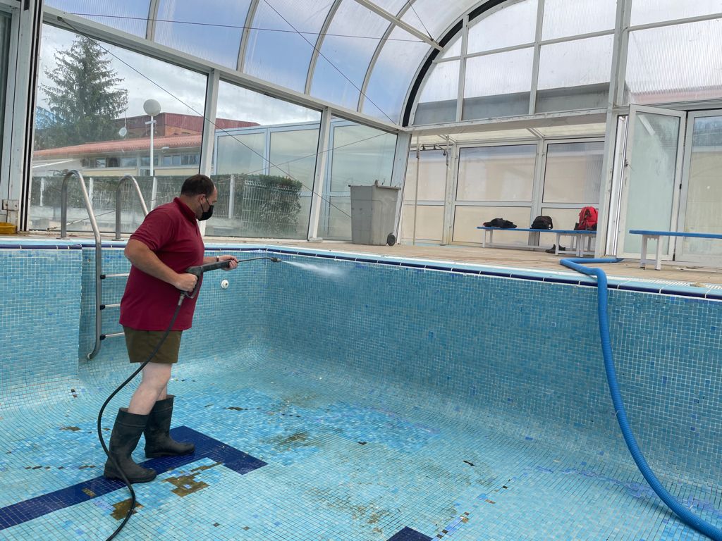 Limpieza de las piscinas municipales por parte de operarios del Ayuntamiento de Alba de Tormes