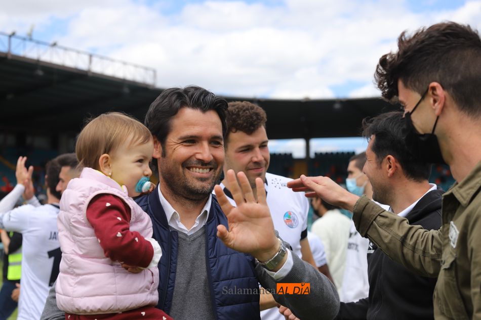 Lolo Escobar saluda a Nacho López mientras lleva a su hija en brazos / Lydia González