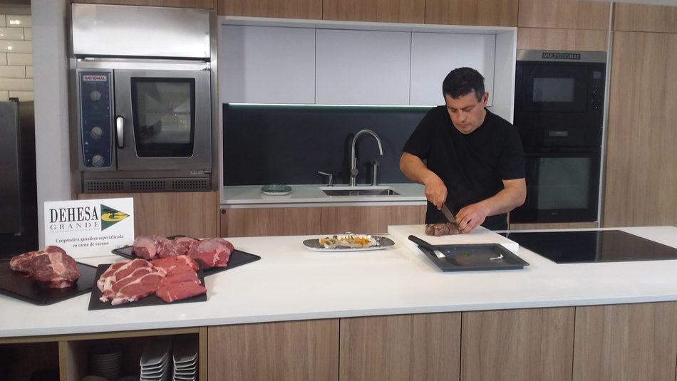El chef portugués Luis Fernandez ha preparado seis recetas con carne de vacuno