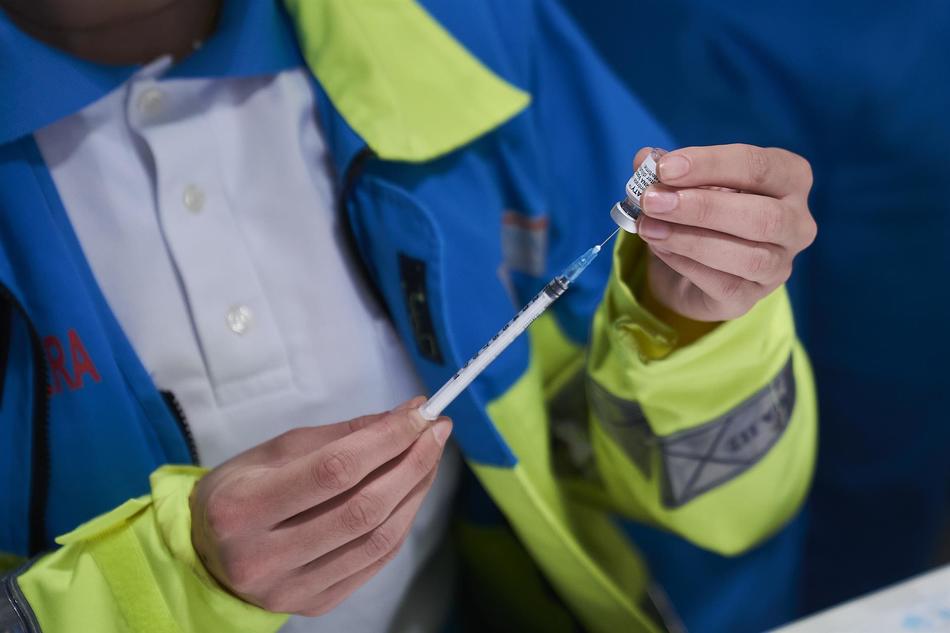 Un sanitario prepara una vacuna con la dosis de Pfizer. Foto: EP