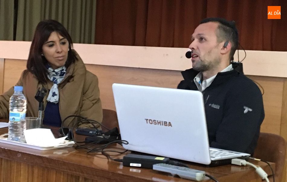 Foto de archivo de una charla del reportero salmantino Roberto Fraile en el Colegio La Encarnación de Peñaranda de Bracamonte en 2017