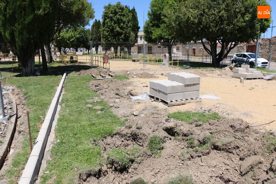 Foto 4 - El Ayuntamiento de Vitigudino comienza las obras de remodelación del parque Santiago Martín ‘El ...