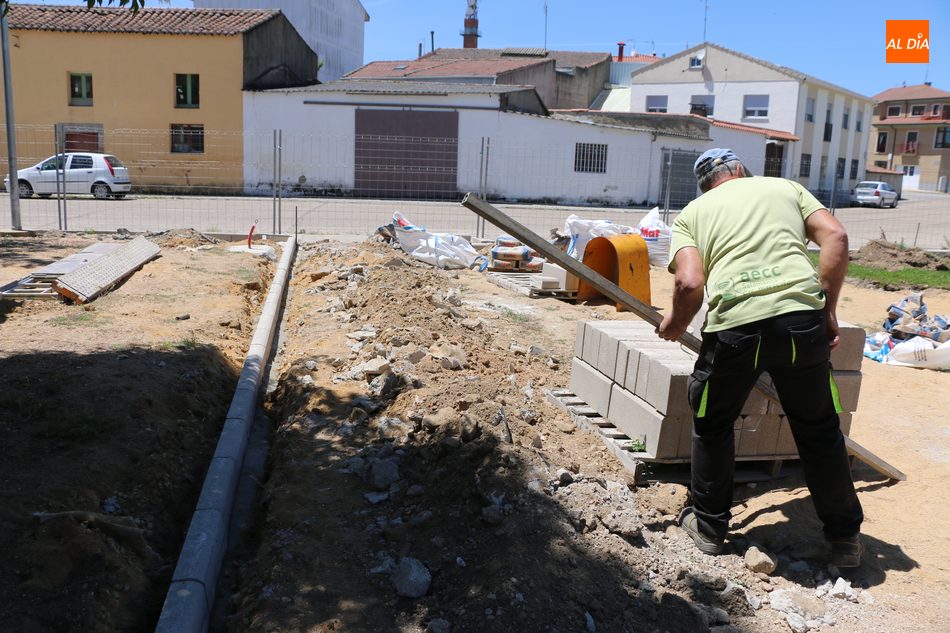 Foto 3 - El Ayuntamiento de Vitigudino comienza las obras de remodelación del parque Santiago Martín ‘El ...