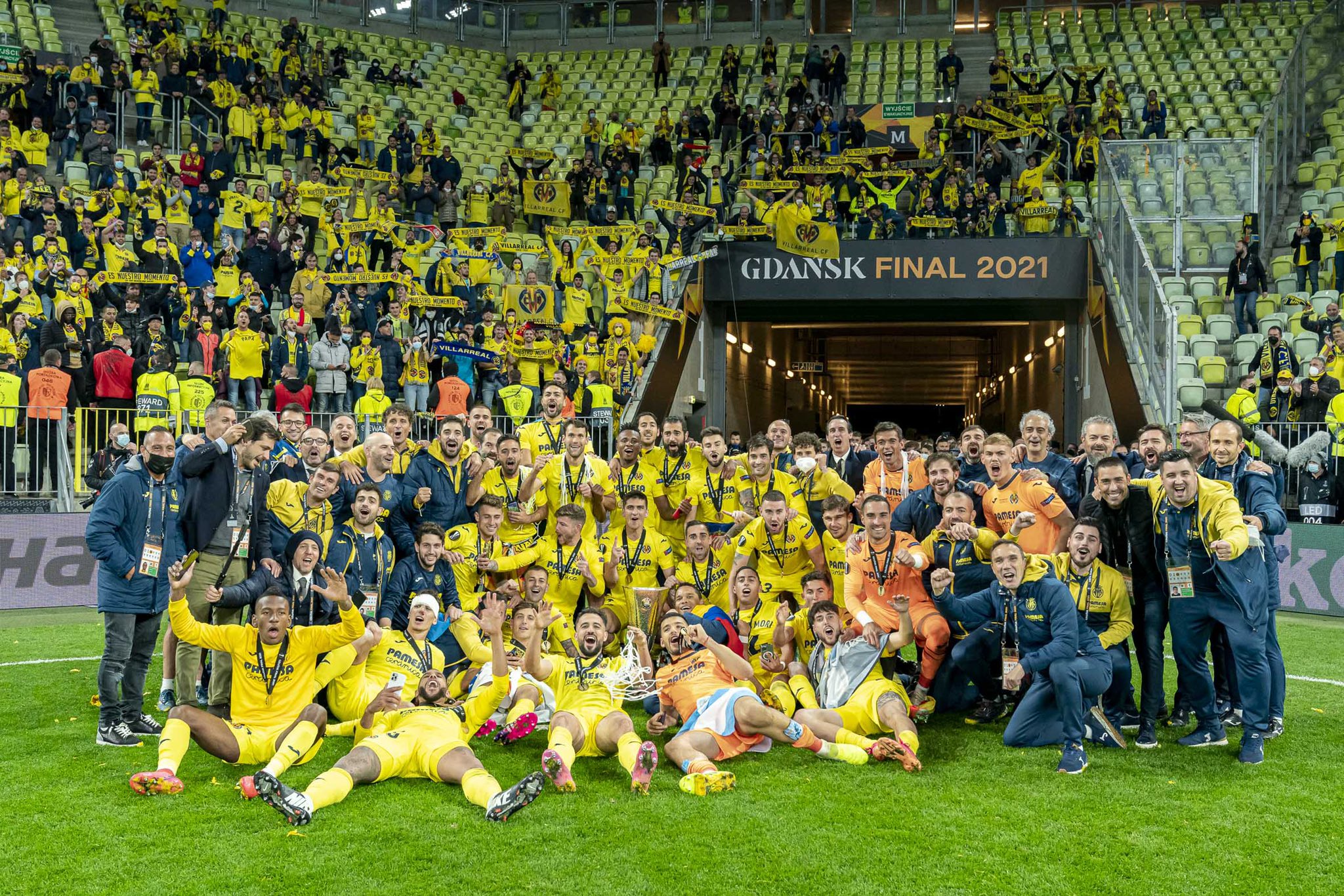 Plantilla y cuerpo técnico del Villareal, en plena celebración / Villareal CF