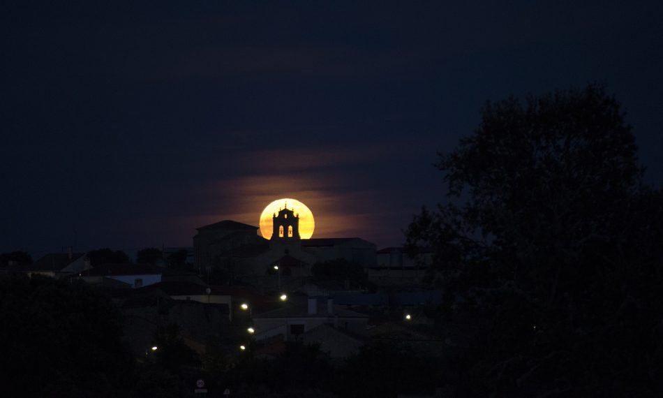 Foto 2 - La luna llena se asoma en Guadramiro tras la ermita de Nuestra Señora del Árbol  
