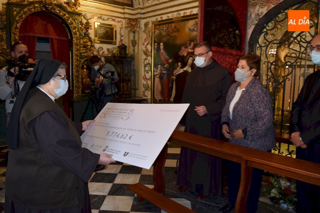 Entrega de la recaudación total al Monasterio de la Anunciación de Alba de Tormes / Pedro Zaballos