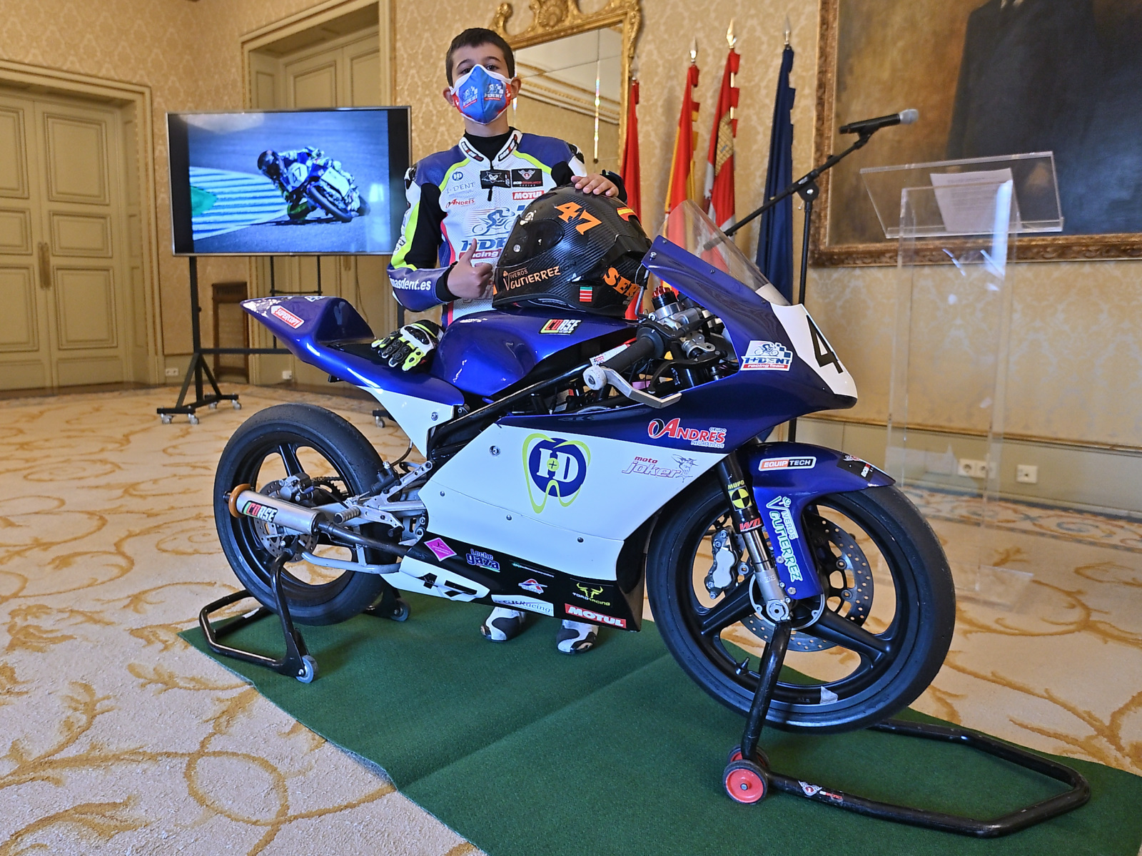 Foto 2 - El alcalde destaca el talento del piloto de motos Sergio Verdugo y le desea éxitos en su...