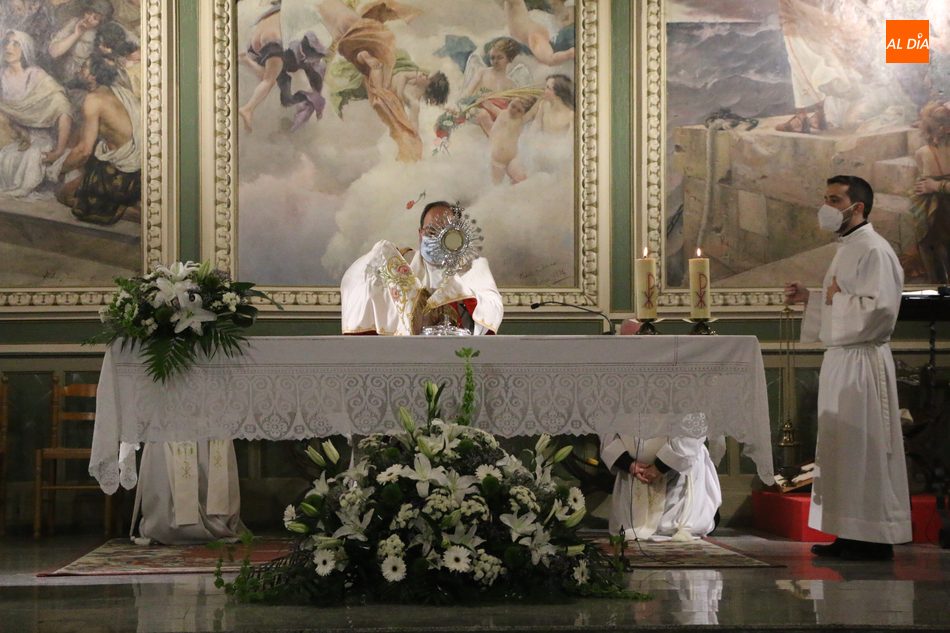 Foto 5 - Vitigudino celebra el Santísimo en una sobria ceremonia en el interior de la iglesia parroquial  