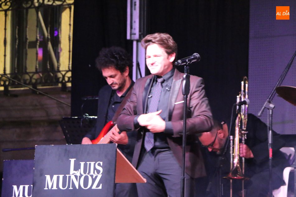 Foto 6 - Excelente actuación en Vitigudino de Luis Muñoz en sus tributos a Julio Iglesias y Raphael  