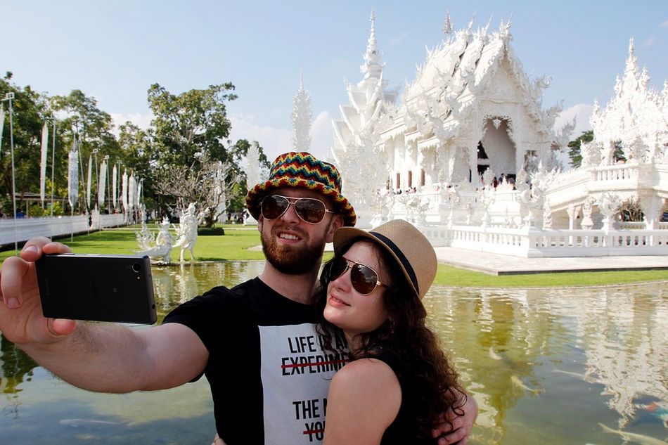Dos turistas se hacen una fotografía frente en Tailandia