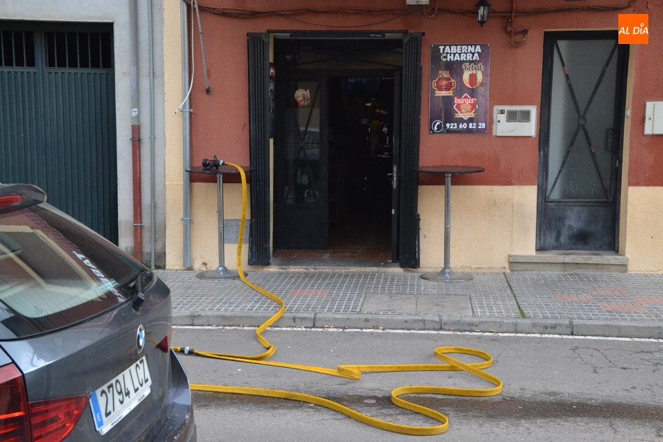 Foto 5 - La chimenea del bar de la calle Cárcabas vuelve a provocar la movilización de los Bomberos  