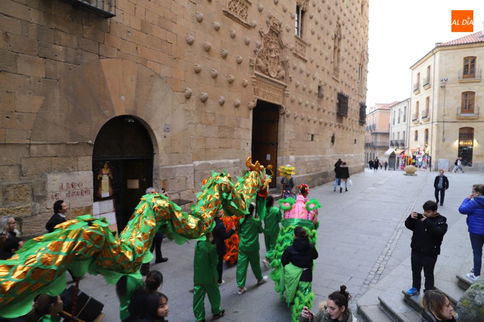 Foto 3 - La cultura china invade Salamanca con un nuevo pasacalles lleno de color