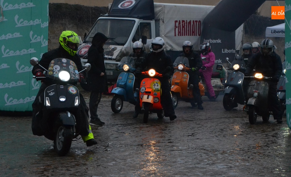 Unas 35 Vespas ponen rumbo bajo la lluvia hacia La Covatilla  