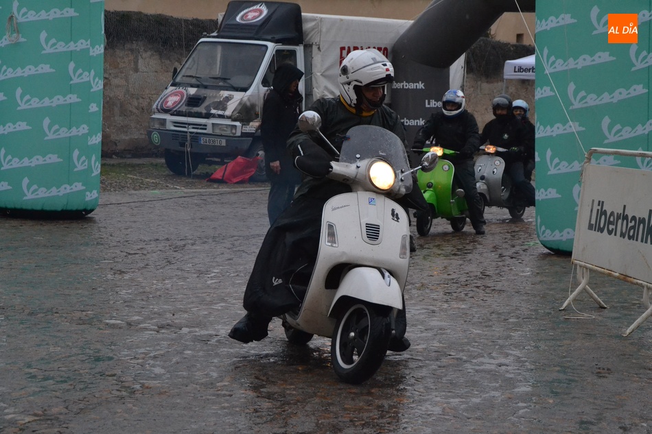 Foto 6 - Unas 35 Vespas ponen rumbo bajo la lluvia hacia La Covatilla  
