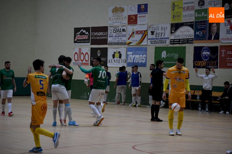 Los jugadores del Piensos Durán Albense celebran uno de los goles logrados ante el Benavente / Pedro Zaballos